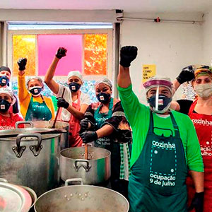 Equipe da Cozinha Ocupação 9 de Julho preparando as refeições do Lute Como Quem Cuida